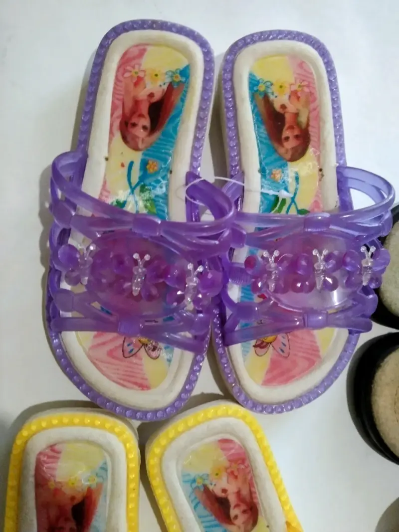 Lote de sandalias y zapatos para niños en varios colores - 3