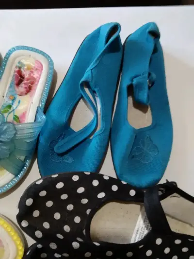 Lote de sandalias y zapatos para niños en varios colores - miniatura 4