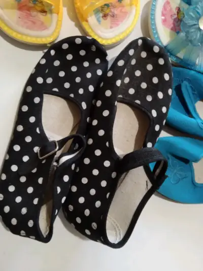 Lote de sandalias y zapatos para niños en varios colores - miniatura 5