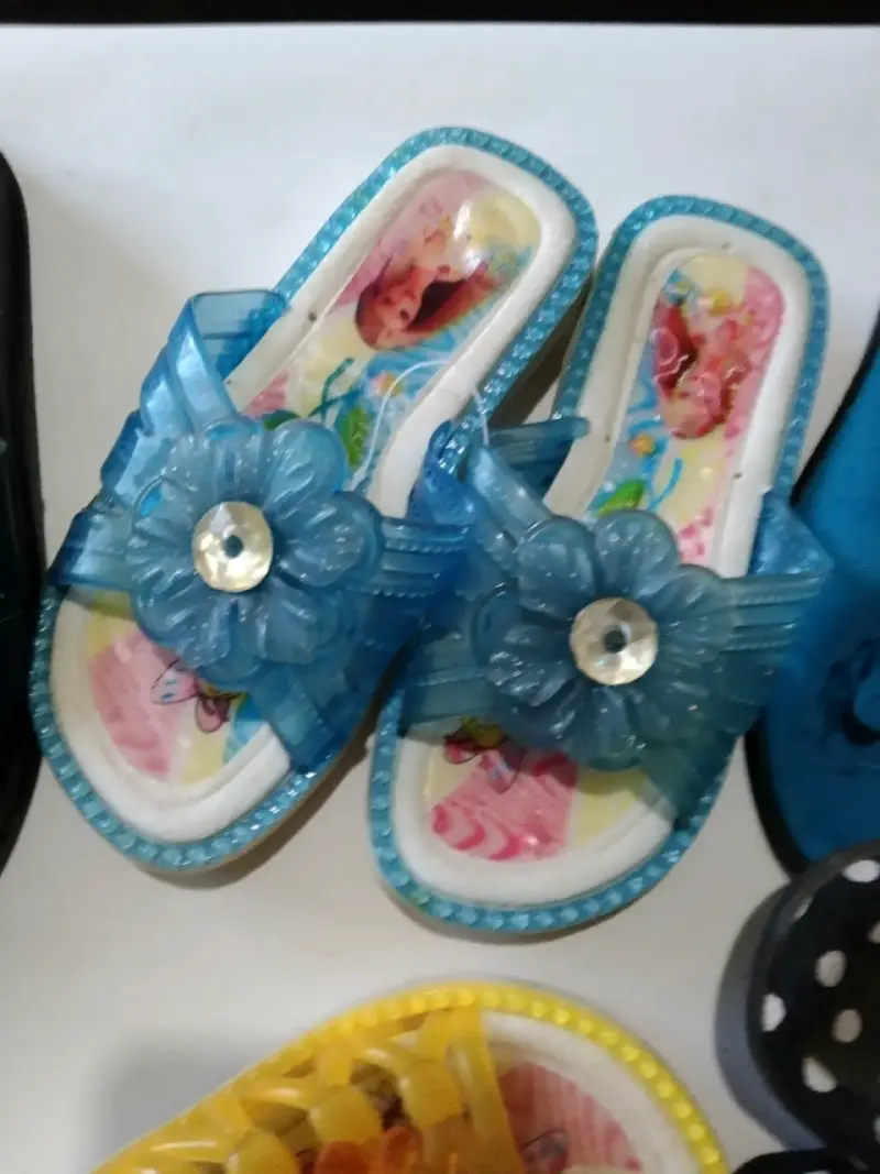 Lote de sandalias y zapatos para niños en varios colores - 6