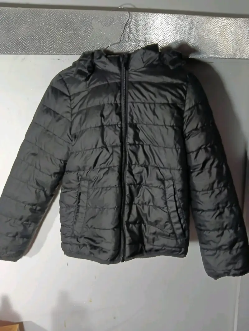 Chaqueta acolchada negra con capucha para niño - 1