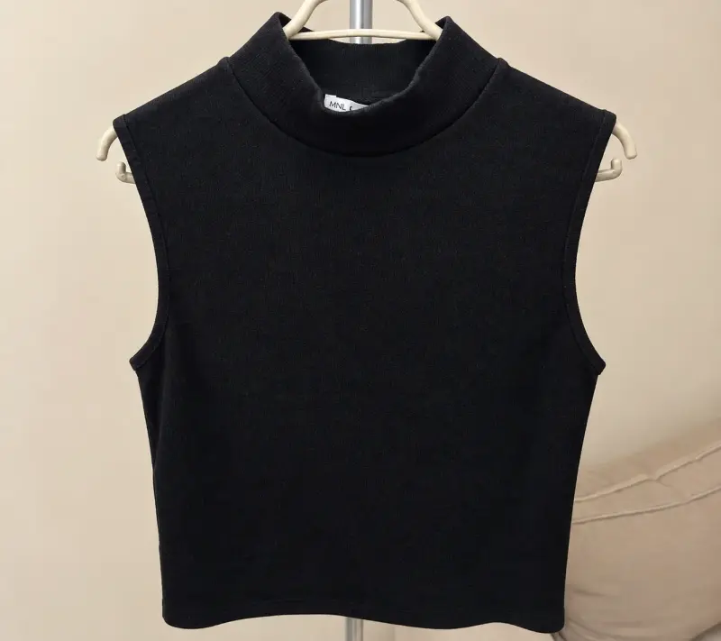 Polera sin mangas negra cuello alto