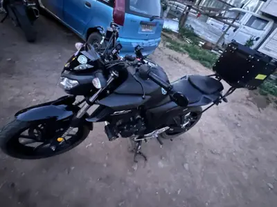 Moto Yamaha FZ25 con topcase 45lts y bolsos. - miniatura 1