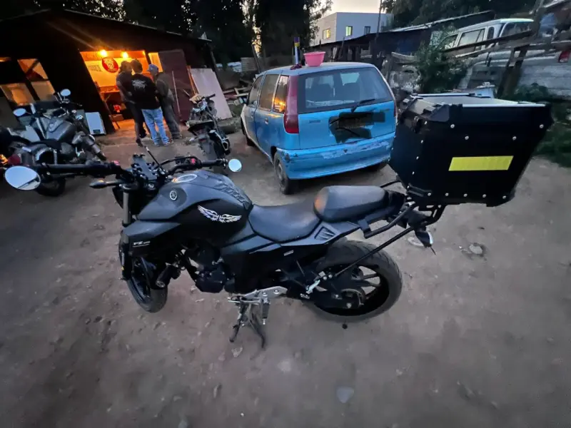 Moto Yamaha FZ25 con topcase 45lts y bolsos. - 3