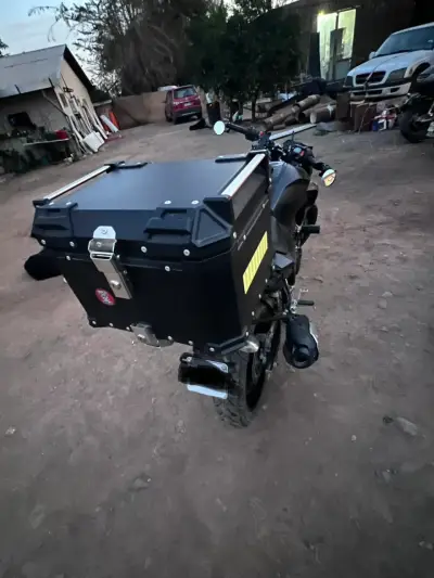 Moto Yamaha FZ25 con topcase 45lts y bolsos. - miniatura 4