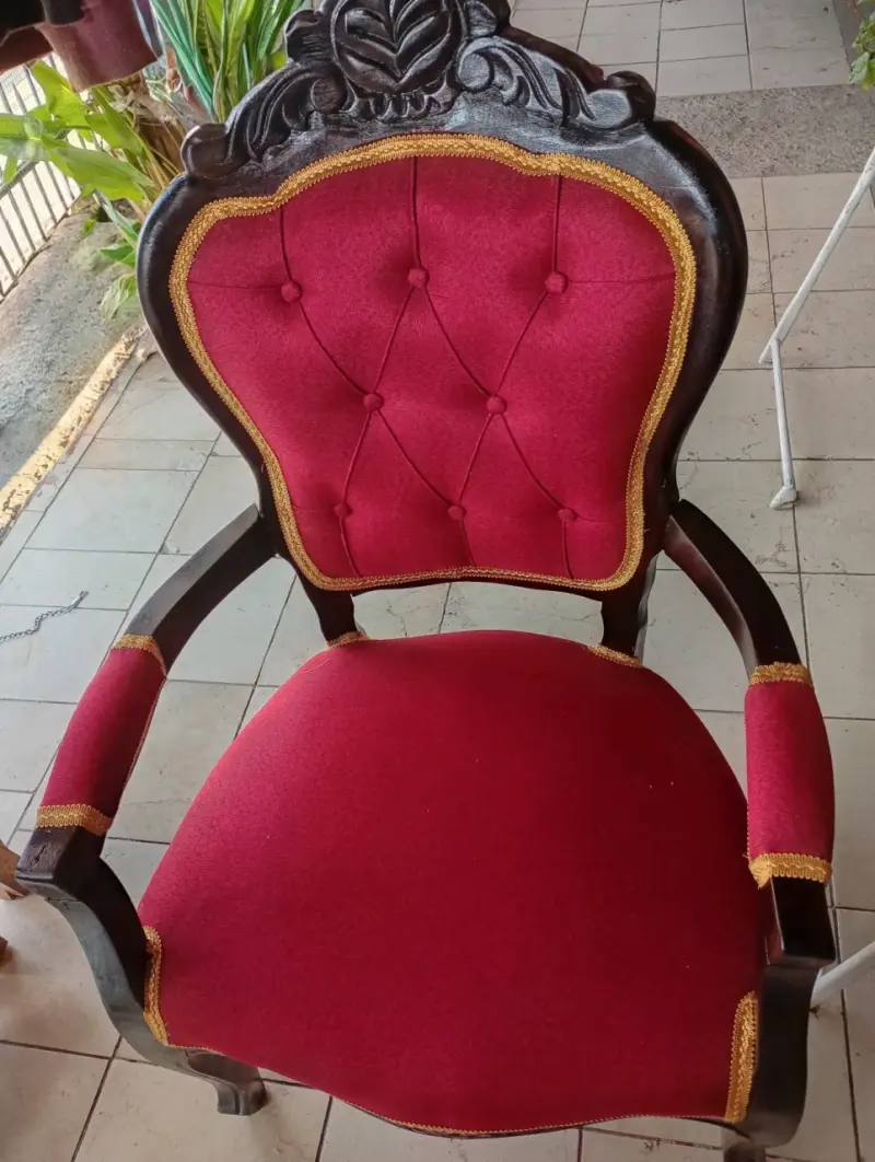 Silla vintage tapizada en rojo con detalles dorado - 1