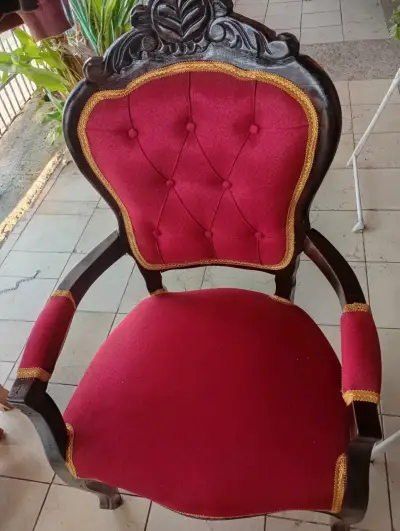 Silla vintage tapizada en rojo con detalles dorado - miniatura 1