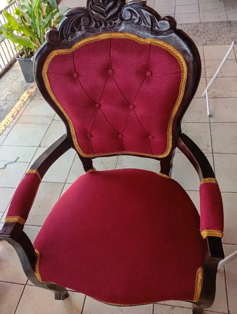 Silla vintage tapizada en rojo con detalles dorado - 2