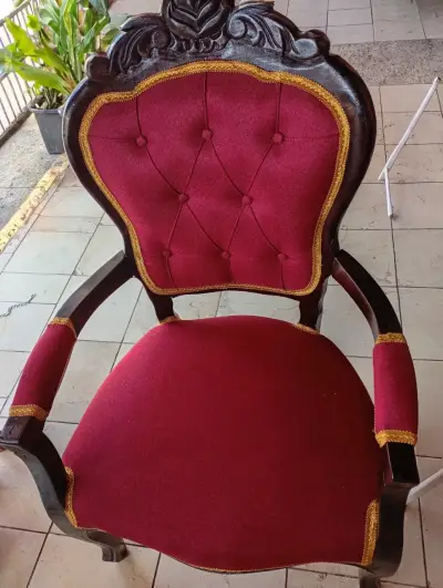 Silla vintage tapizada en rojo con detalles dorado - miniatura 2