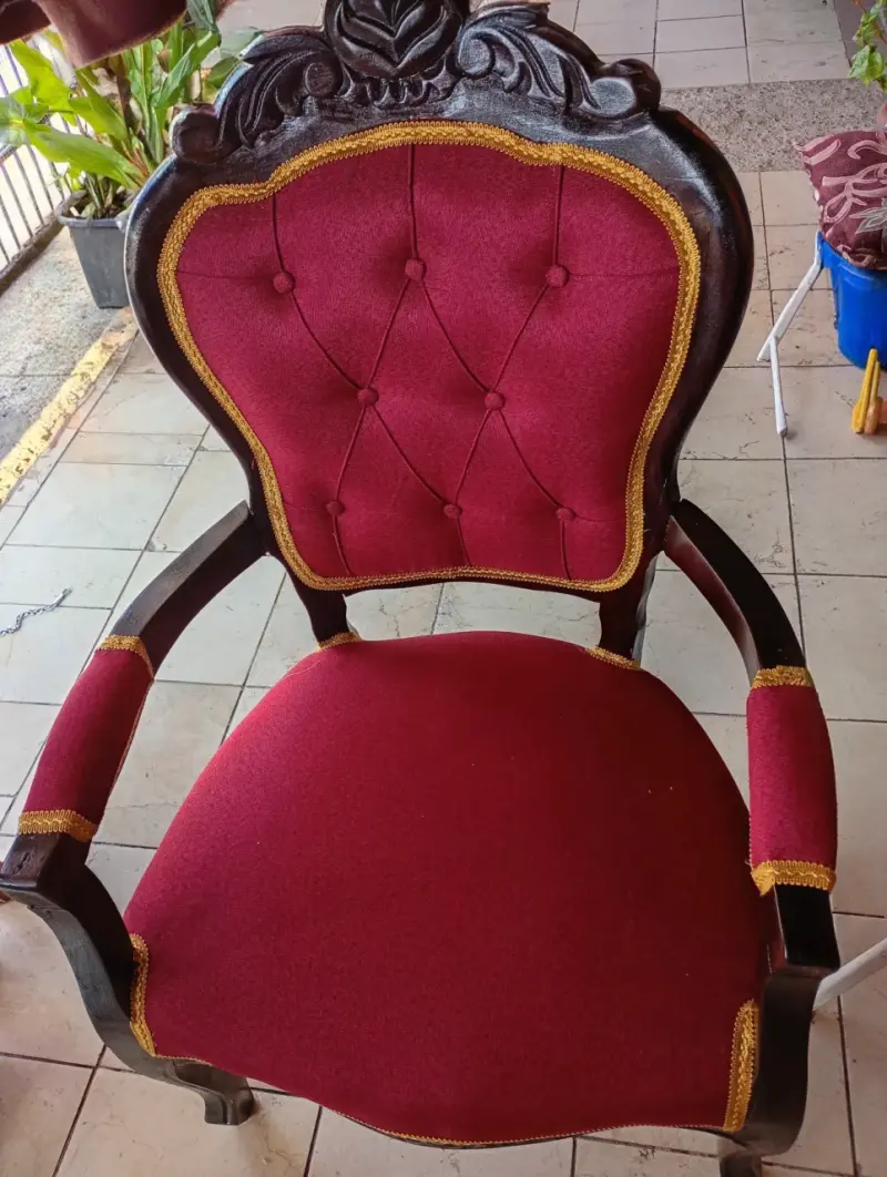 Silla vintage tapizada en rojo con detalles dorado - 3