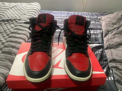 Zapatillas Nike Air Jordan 1 Mid Blanco Negro Rojo - miniatura 2
