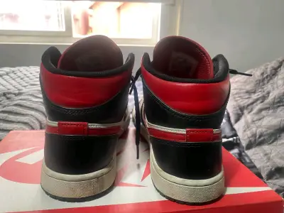 Zapatillas Nike Air Jordan 1 Mid Blanco Negro Rojo - miniatura 3