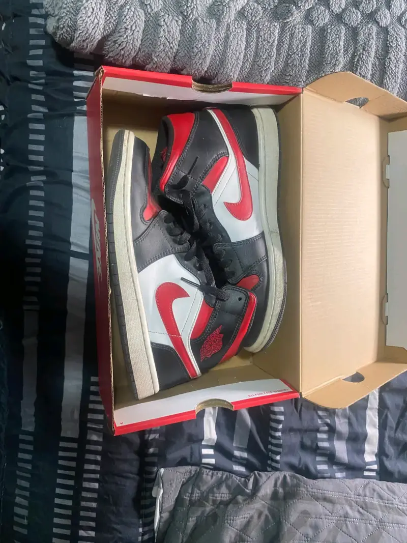 Zapatillas Nike Air Jordan 1 Mid Blanco Negro Rojo - 4