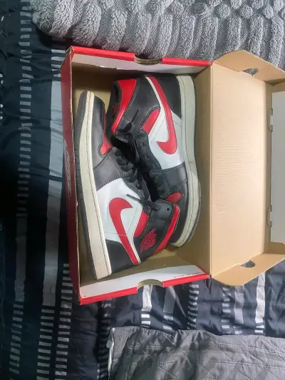 Zapatillas Nike Air Jordan 1 Mid Blanco Negro Rojo - miniatura 4