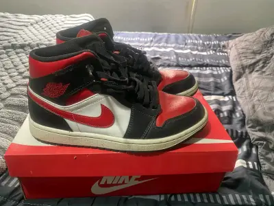 Zapatillas Nike Air Jordan 1 Mid Blanco Negro Rojo - miniatura 6