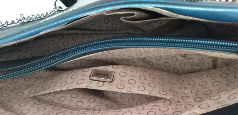 Cartera Guess negra con cadena metálica - 1
