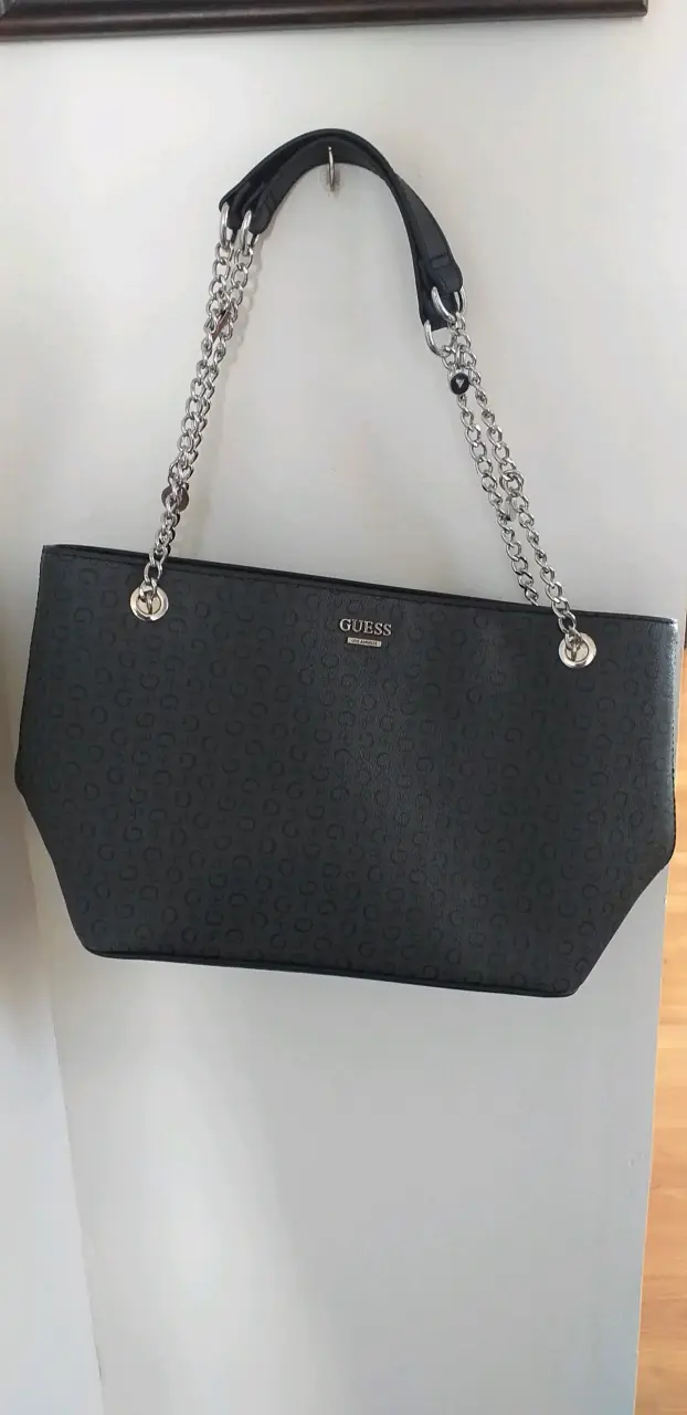 Cartera Guess negra con cadena metálica - 2