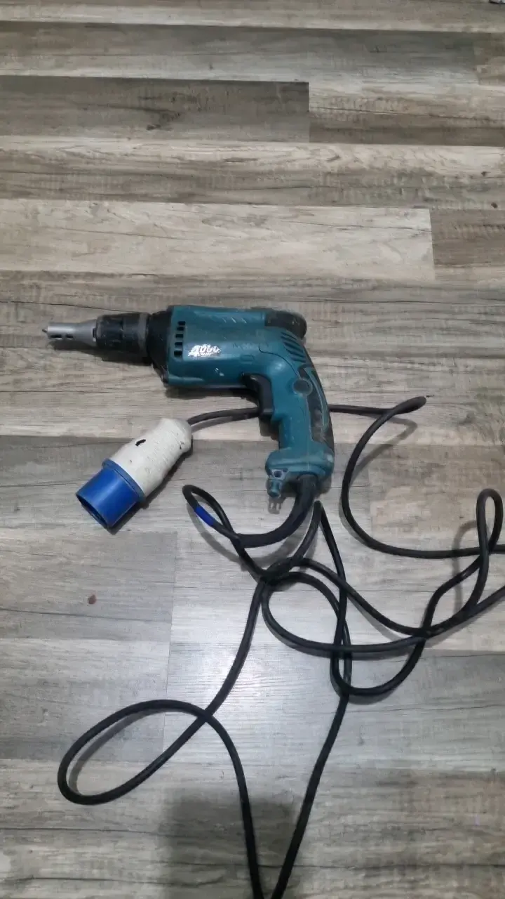 Taladro eléctrico con cable en buen estado - 1