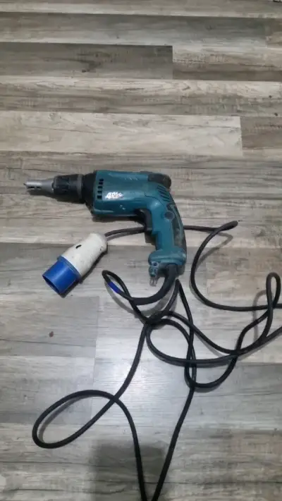 Taladro eléctrico con cable en buen estado - miniatura 1