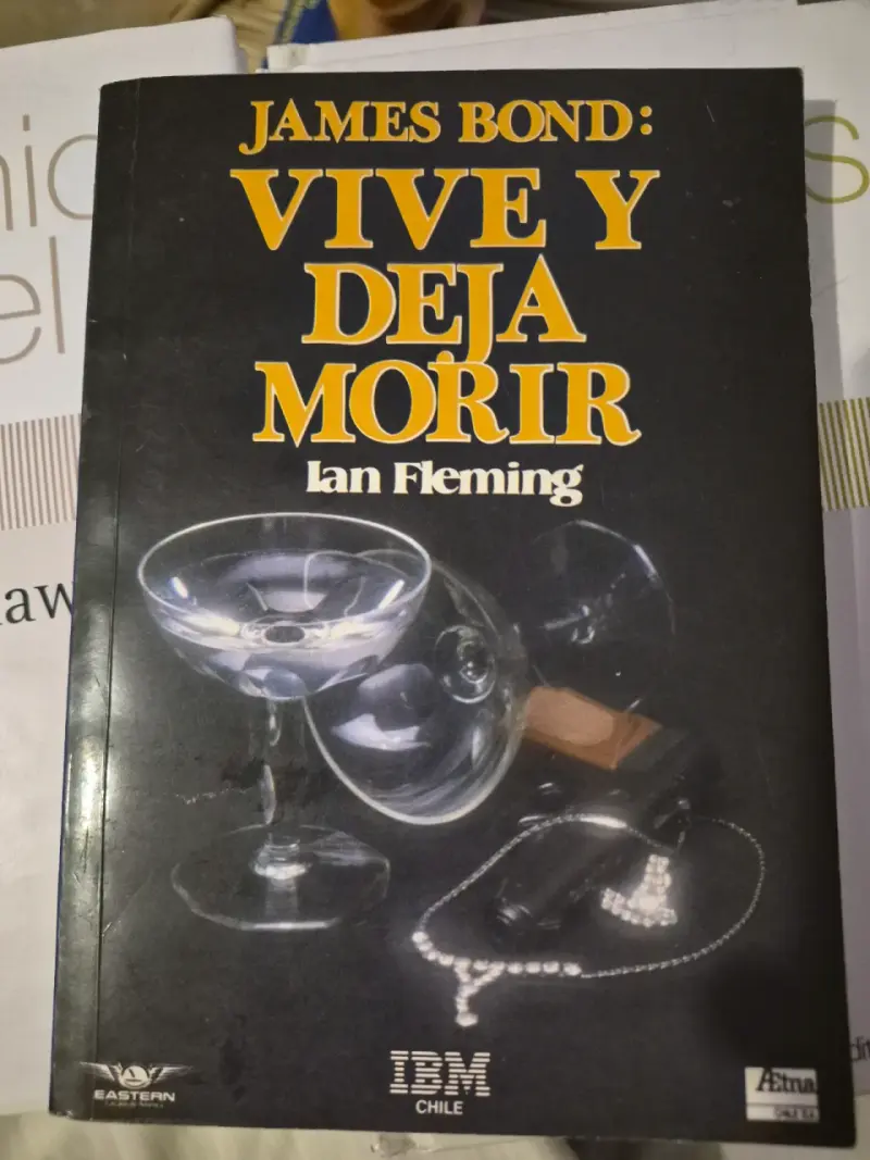 Libro James Bond: Vive y Deja Morir de Ian Fleming