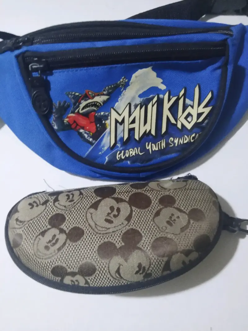 Riñonera Maui Kids azul con diseño de tiburón - 1