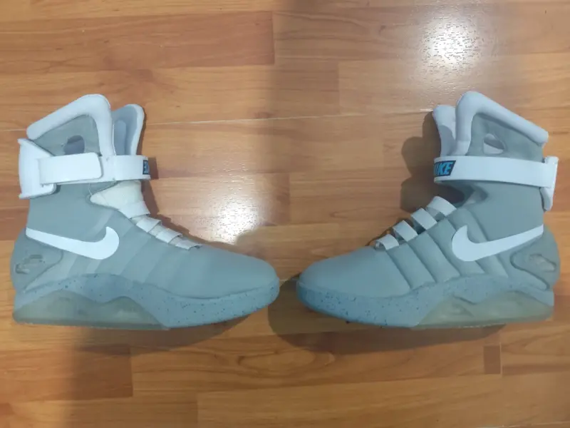 Zapatillas deportivas Nike grises estilo futurista - 1