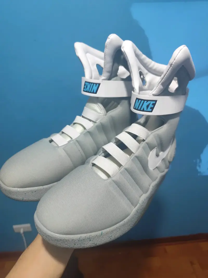 Zapatillas deportivas Nike grises estilo futurista - 2