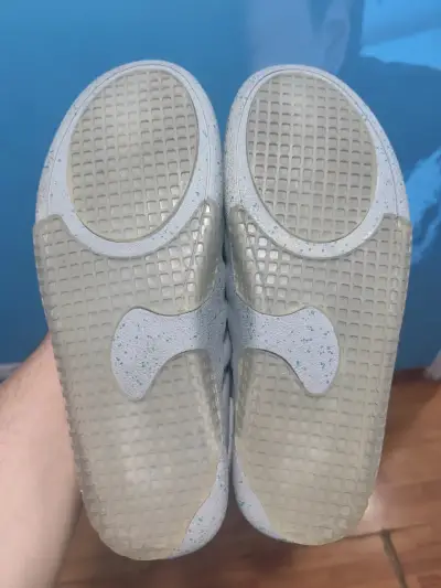 Zapatillas deportivas Nike grises estilo futurista - miniatura 3