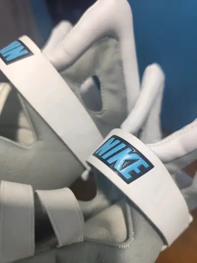 Zapatillas deportivas Nike grises estilo futurista - miniatura 4