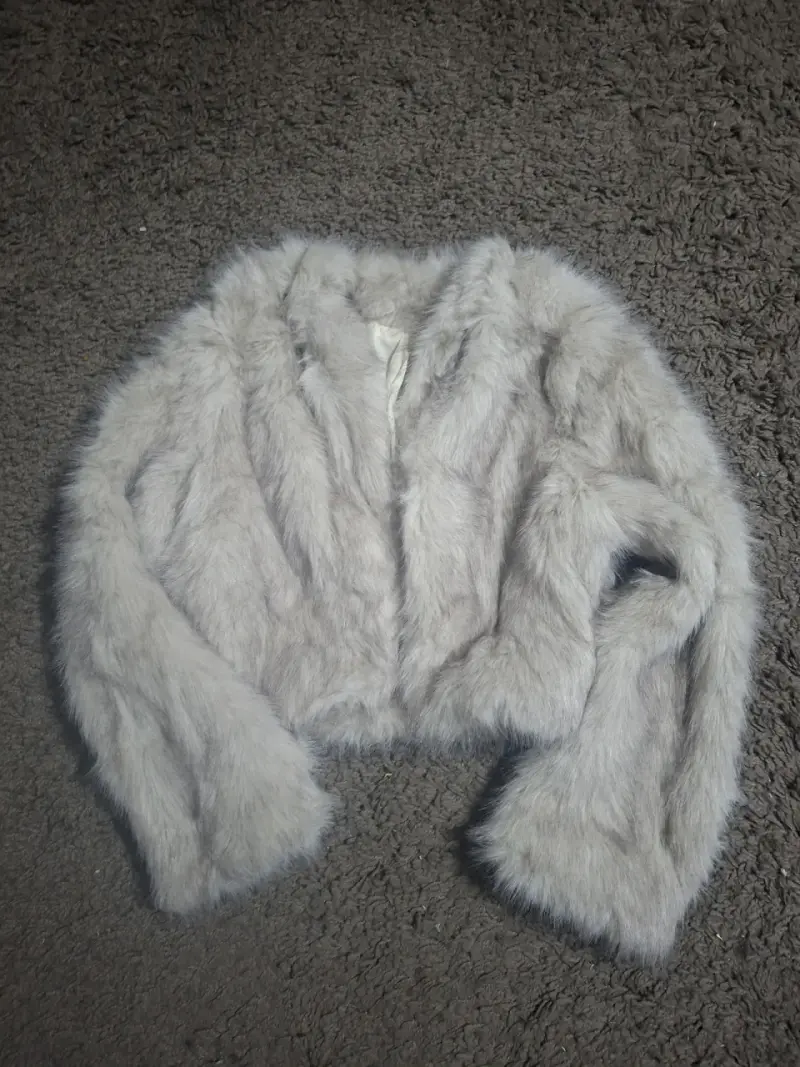 Chaqueta corta de piel sintética gris