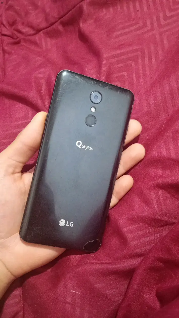 Smartphone LG Q Stylus en buen estado - 2