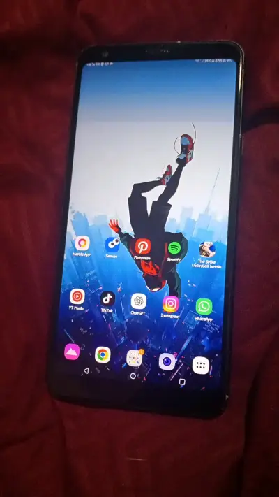 Smartphone LG Q Stylus en buen estado - miniatura 3