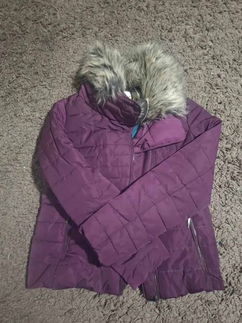 Chaqueta acolchada morada con capucha de piel sintética