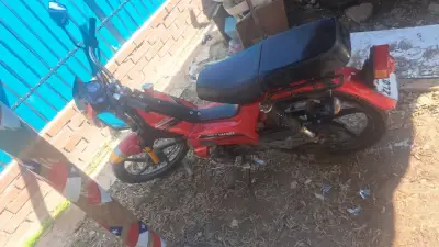 Motocicleta roja Supermare en buen estado - miniatura 1