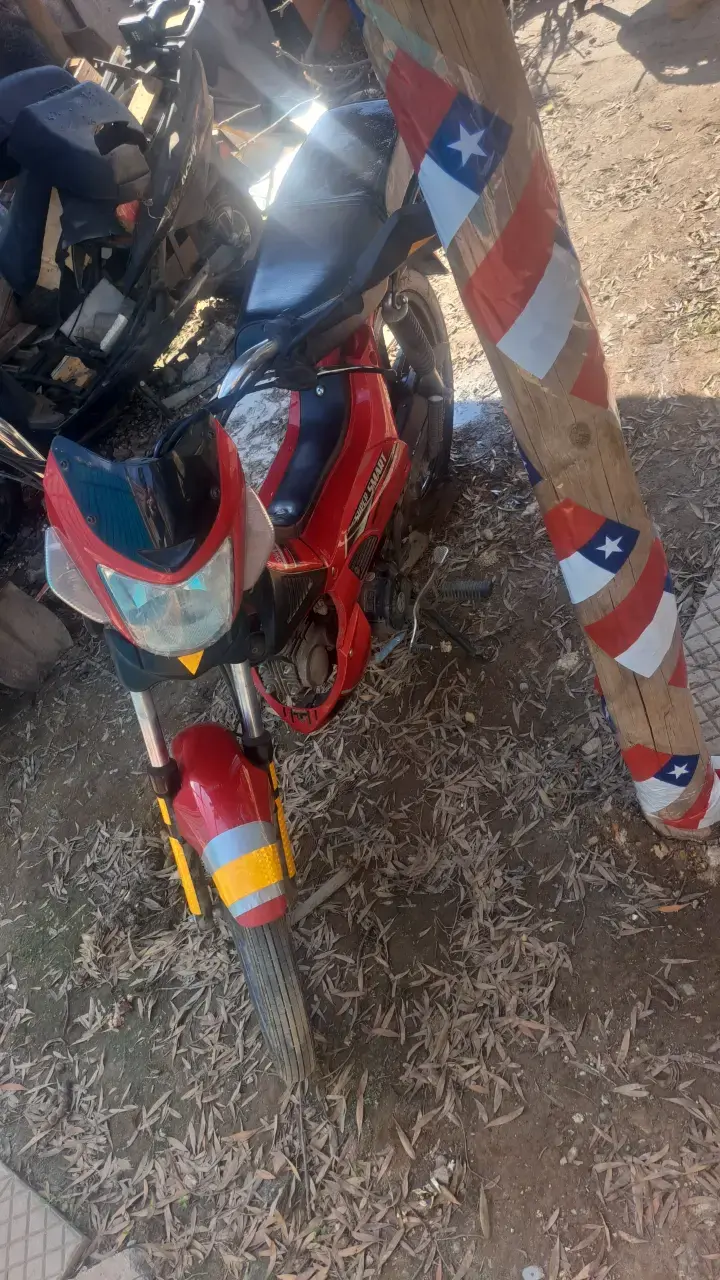 Motocicleta roja Supermare en buen estado - 2