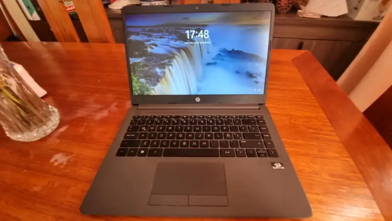 Notebook HP con pantalla de 15 pulgadas - 1