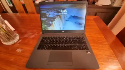 Notebook HP con pantalla de 15 pulgadas - miniatura 1