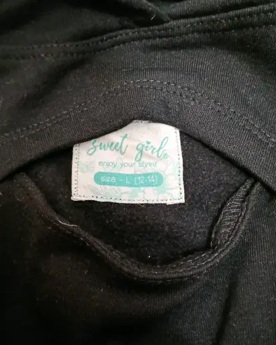 Polerón negro con capucha para mujer Sweet Girl - miniatura 3