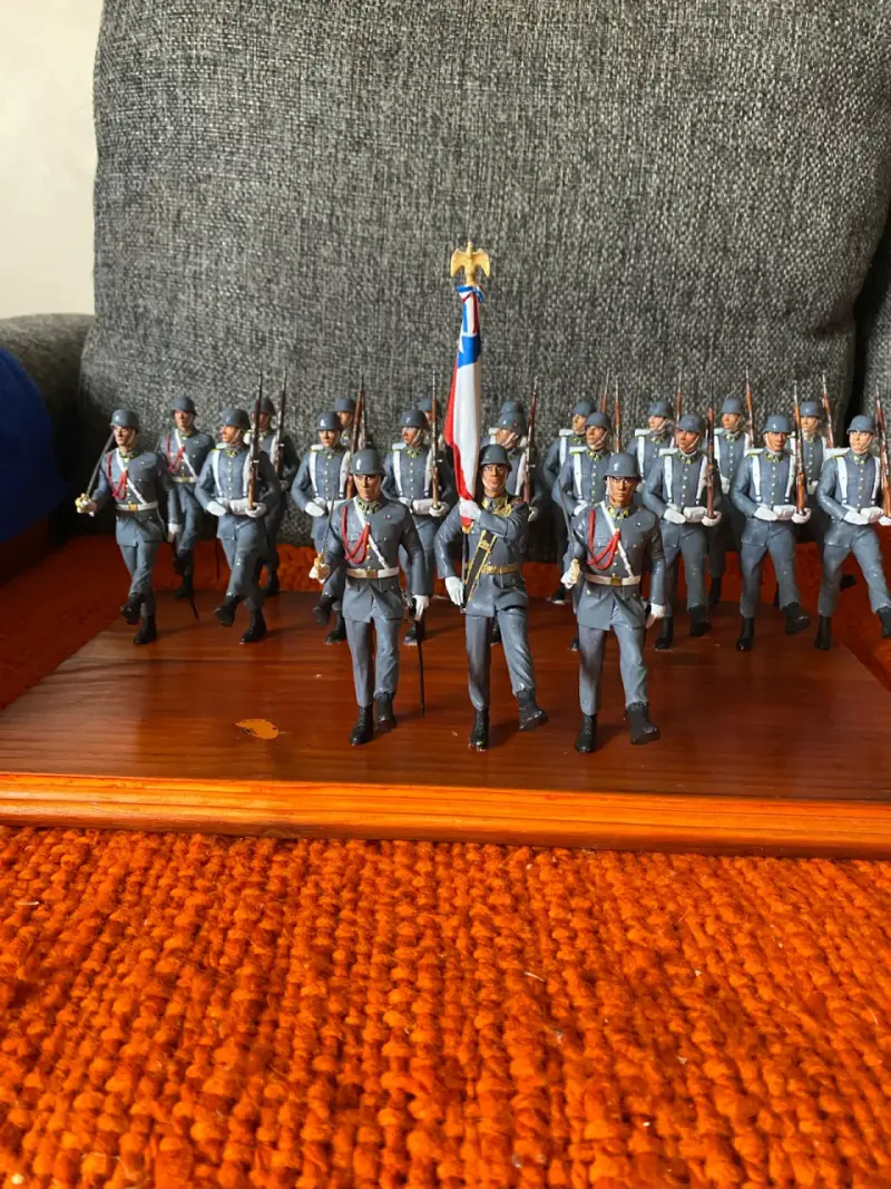 Figuras en resina 12 cm de alto 25.000 c/u - 2