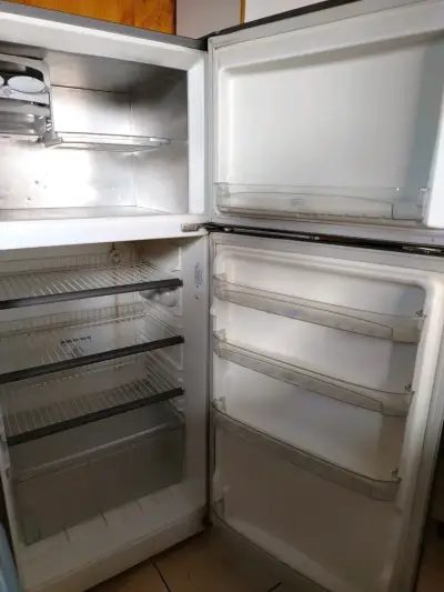 Refrigerador de dos puertas en buen estado - miniatura 2