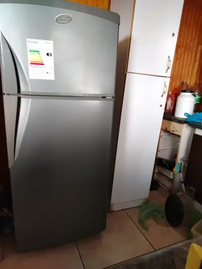 Refrigerador de dos puertas en buen estado - miniatura 3