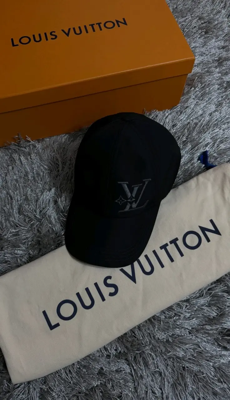Gorra Negra Louis Vuitton con Logo LV