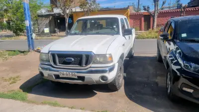 Camioneta Ford Ranger blanca en buen estado - miniatura 1