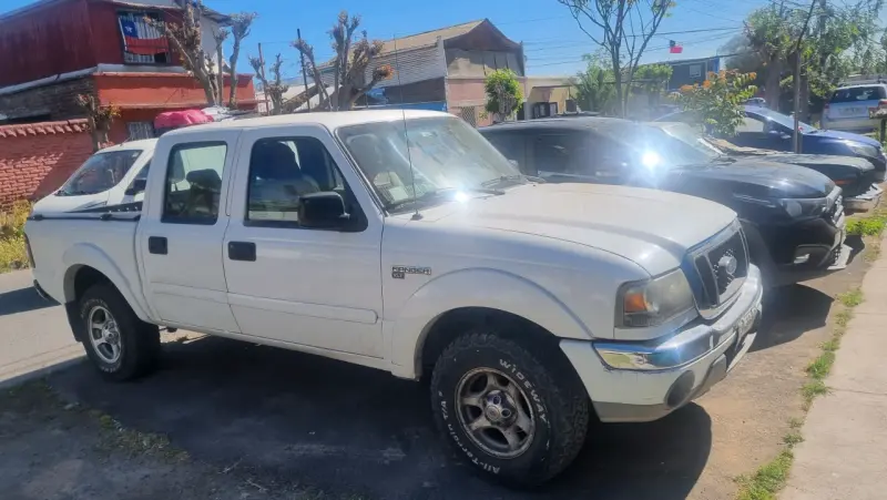 Camioneta Ford Ranger blanca en buen estado - 3