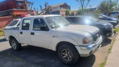 Camioneta Ford Ranger blanca en buen estado - miniatura 3