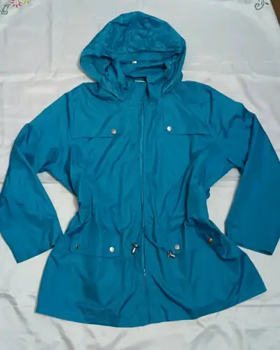 Chaqueta cortavientos azul con capucha - miniatura 1