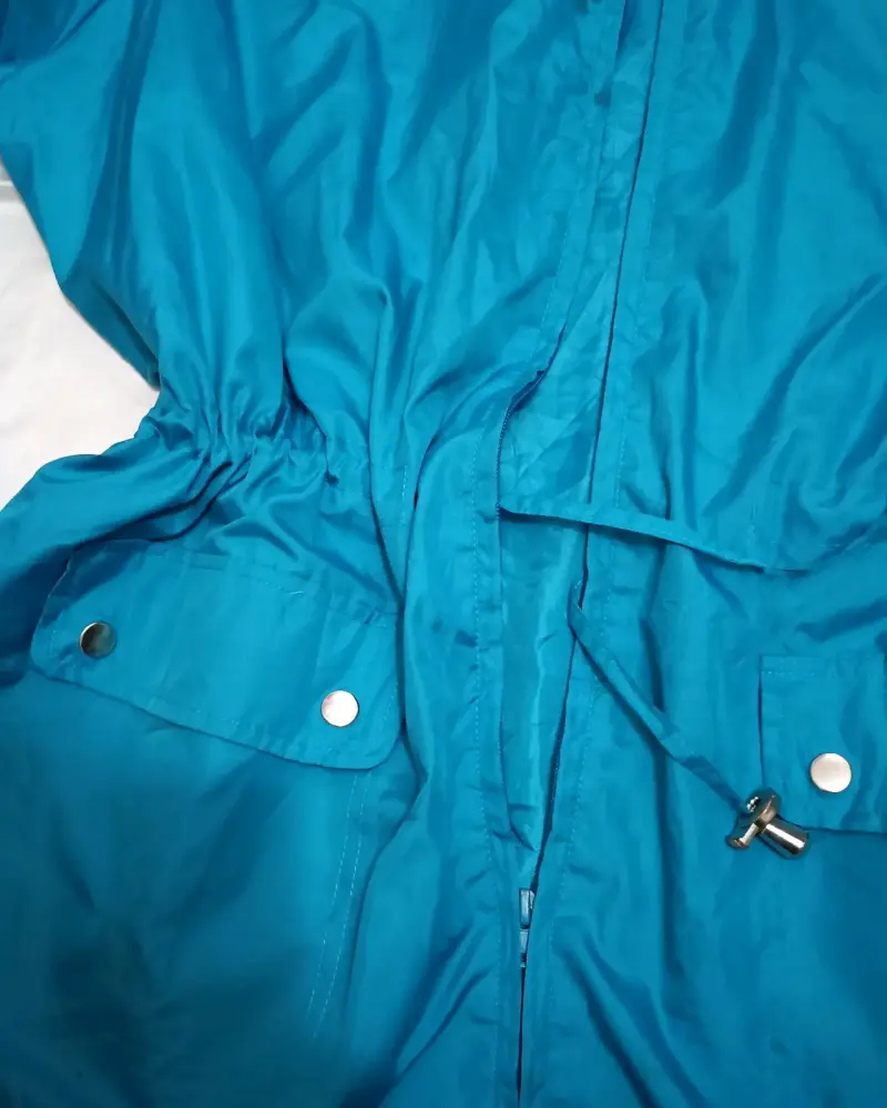 Chaqueta cortavientos azul con capucha - 2
