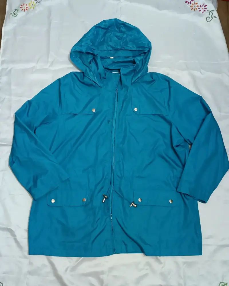 Chaqueta cortavientos azul con capucha - 3