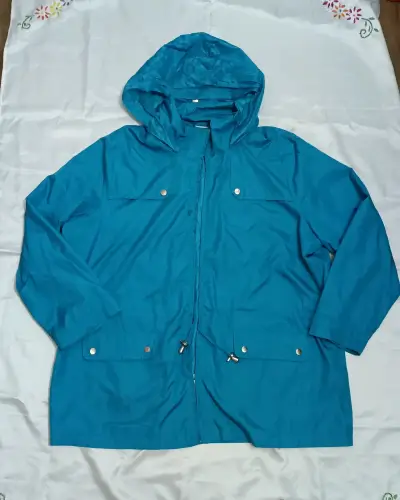 Chaqueta cortavientos azul con capucha - miniatura 3