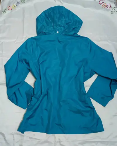 Chaqueta cortavientos azul con capucha - miniatura 5